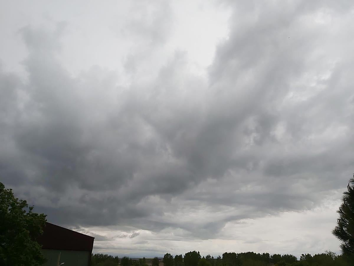 Cielo encapotado en la zona de Peñaranda de Bracamonte. | L.G.