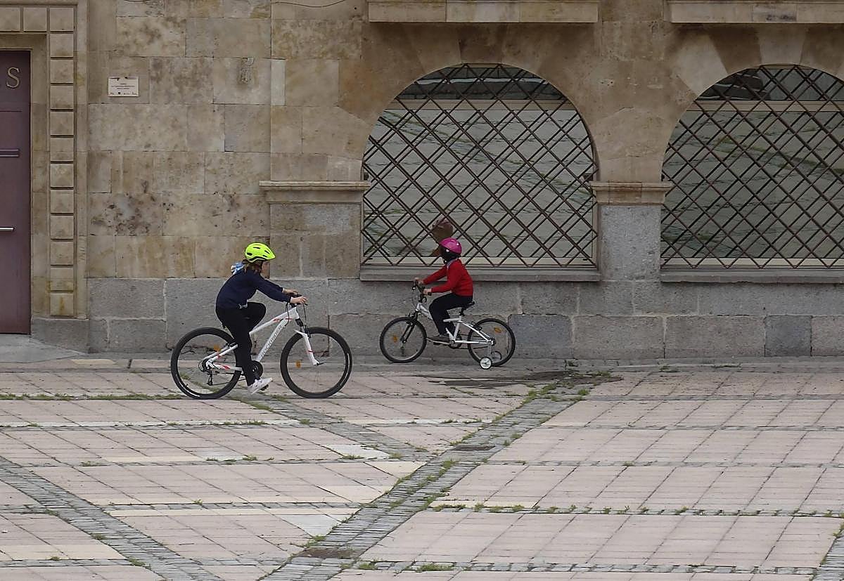 Los niños salen a la calle en Salamanca tras 43 días confinados. | Fotos: GUZÓN