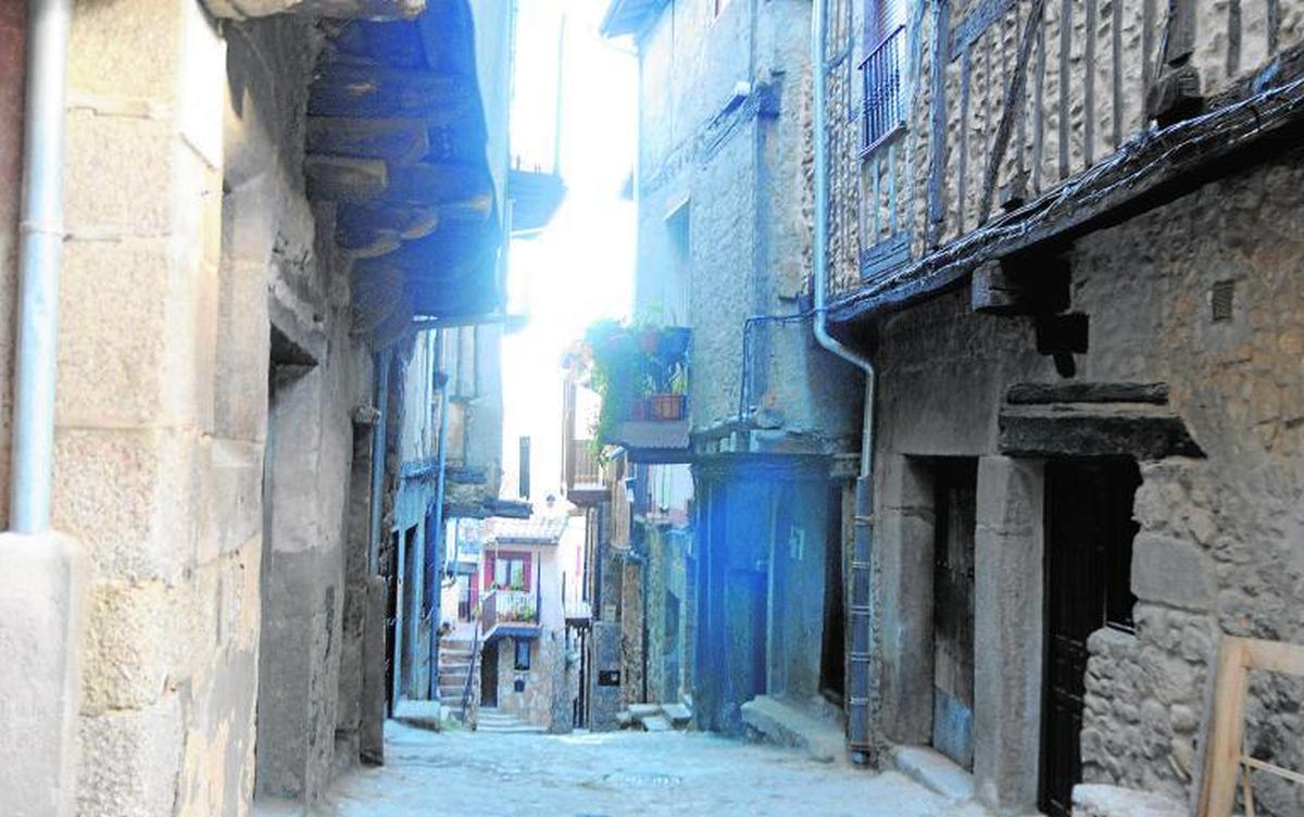 Calles vacías en la villa de Miranda del Castañar donde está situado el centro de referencia de la Zona Básica de Salud.