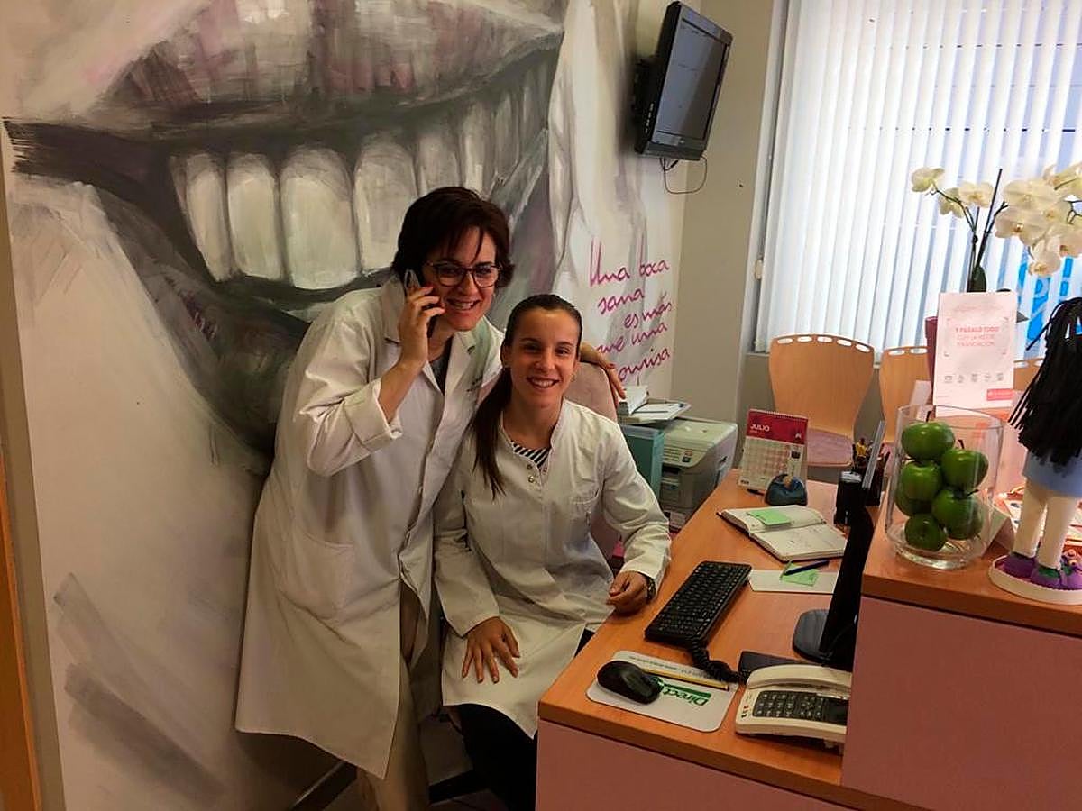Maite Poveda y Ana Iglesias en la consulta.
