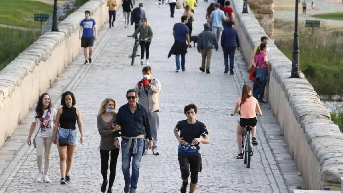 Salmantinos paseando o haciendo deporte por el Puente Romano.