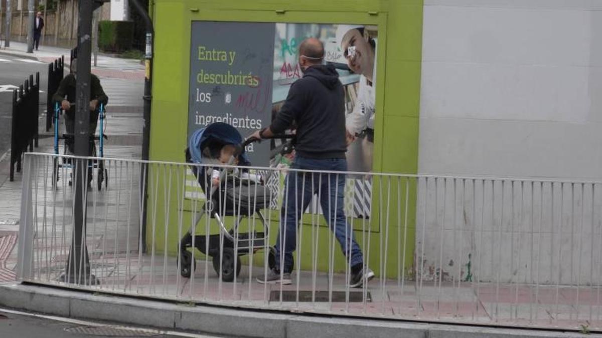 Un padre paseando con su bebé durante el estado de alarma por Salamanca.