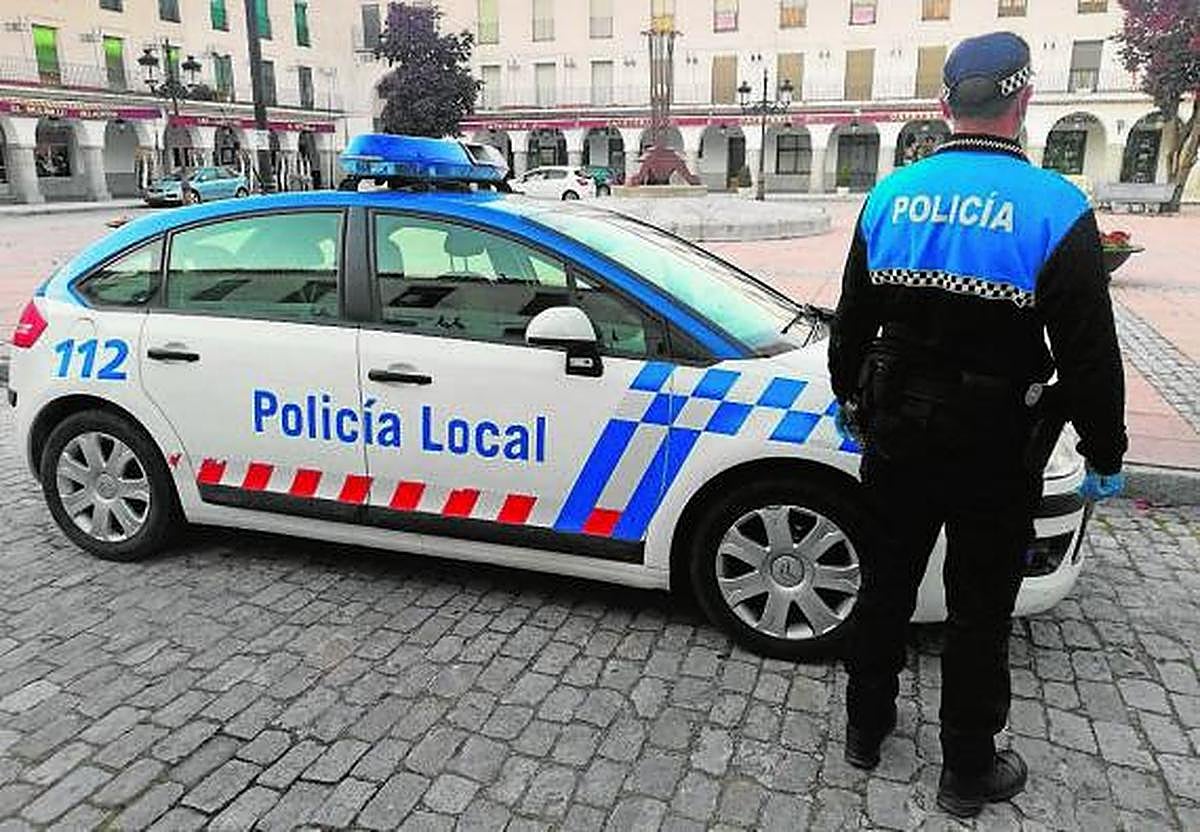 Un Policía Local de Peñaranda con su nuevo polo de manga larga de plástico reciclado.
