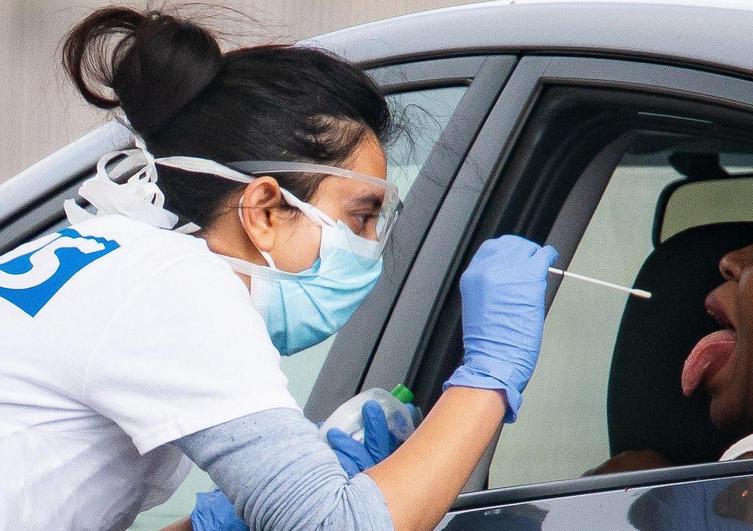 Una trabajadora sanitaria realiza una prueba por coronavirus en Londres, Reino Unido.