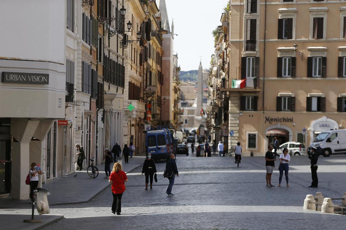 Ciudadanos italianos pasenado por las calles de Roma.