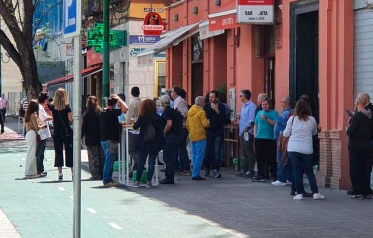 Aglomeración en un bar de Sevilla este lunes.