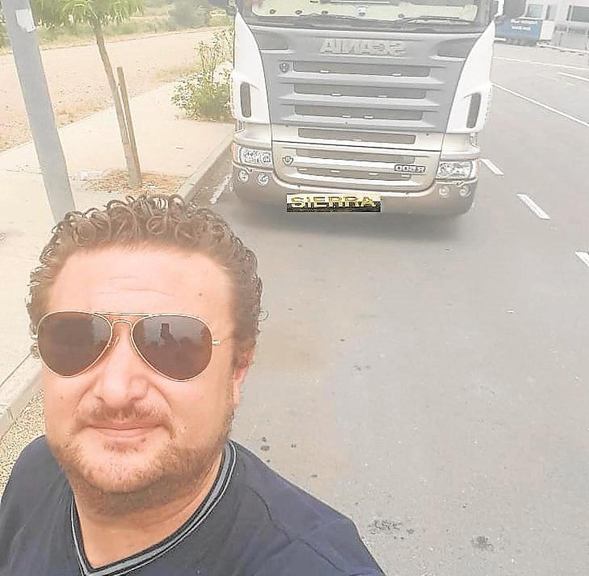 Carlos Sierra junto a su camión.