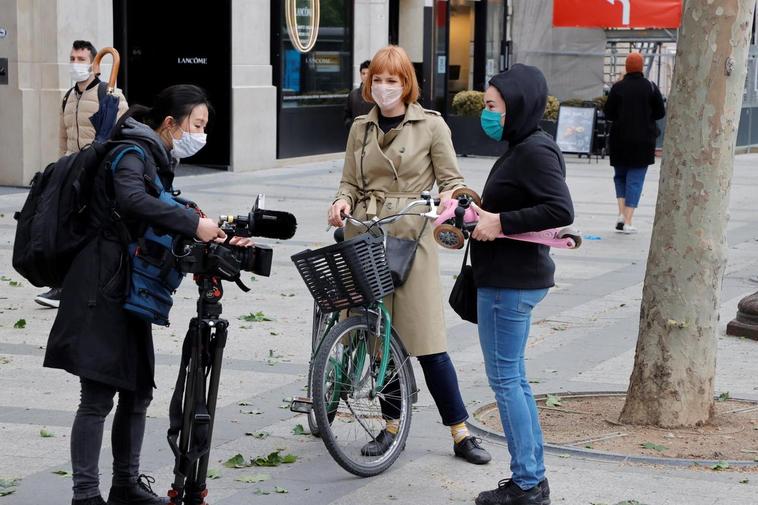 Varias personas con mascarillas en Francia.