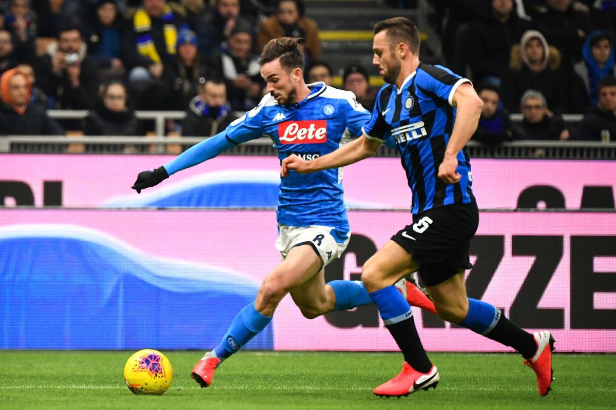 Stefan De Vrij y Fabián Ruiz pelean por un balón en el Inter-Nápoles.