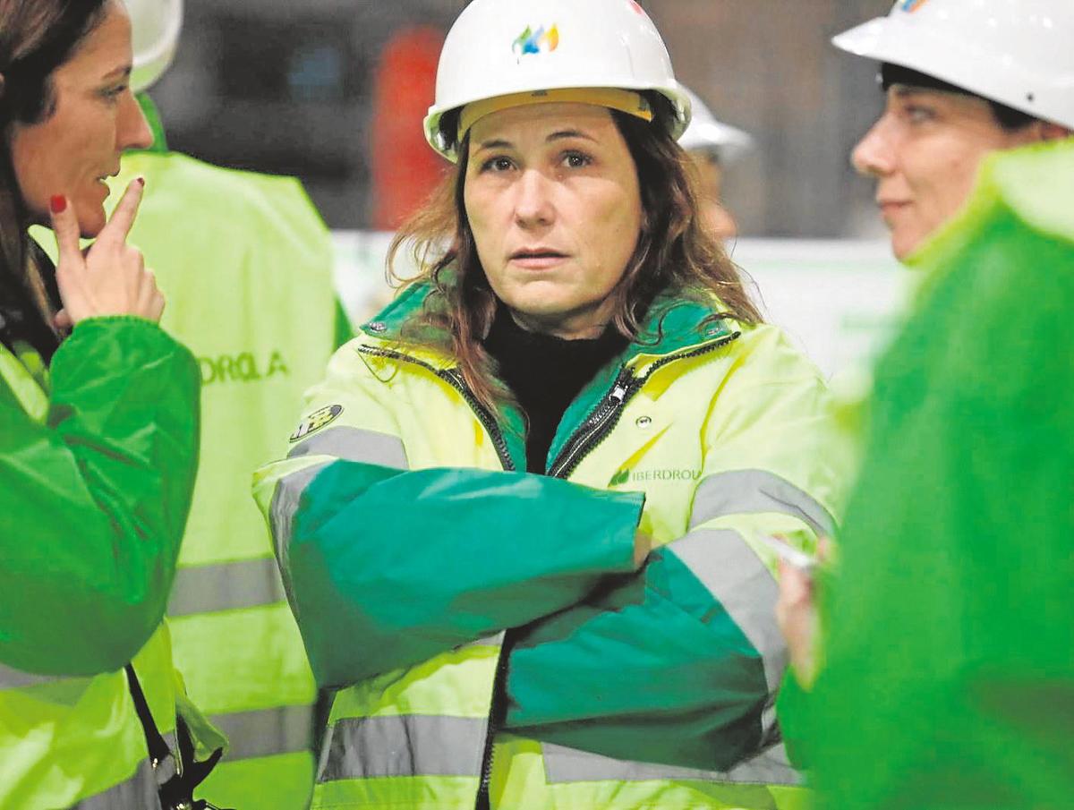 Sara Hoya (c) en la obra de Iberdrola en Támega, en Portugal.