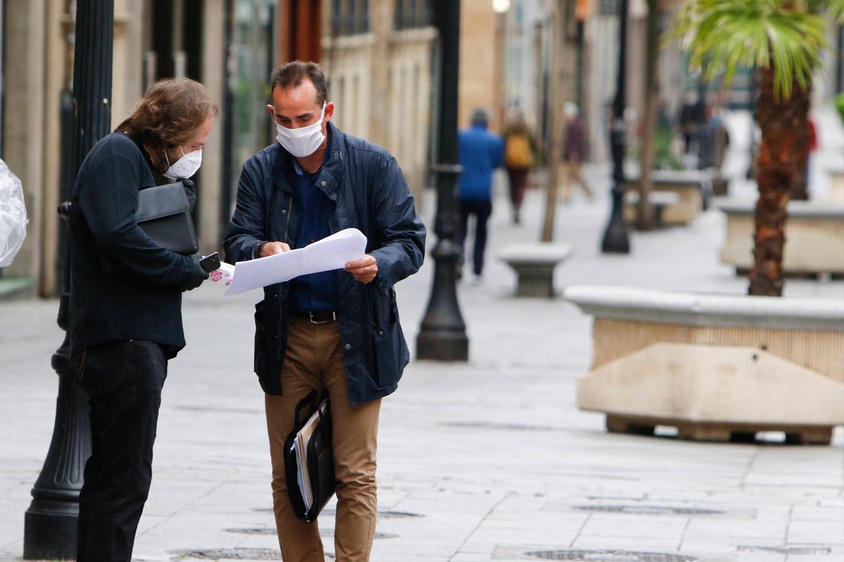 Dos ciudadanos charlando en Salamanca.