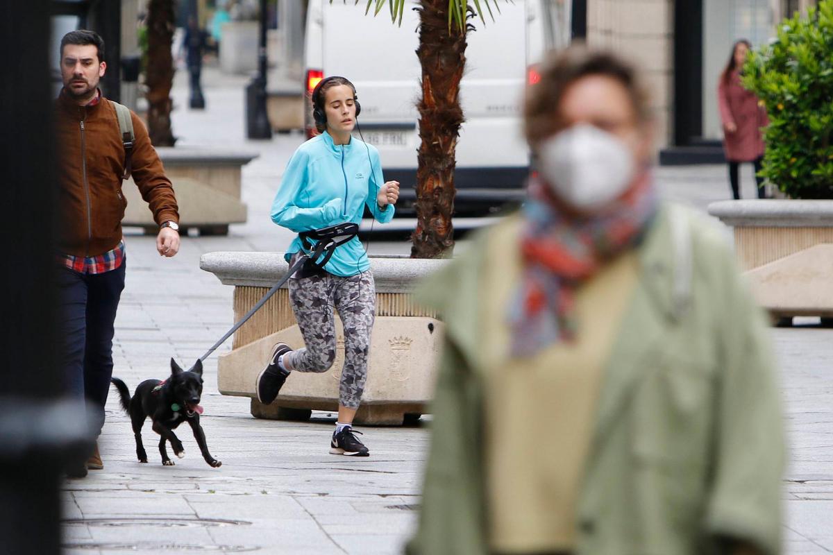 Una persona con mascarilla camina por Salamanca.