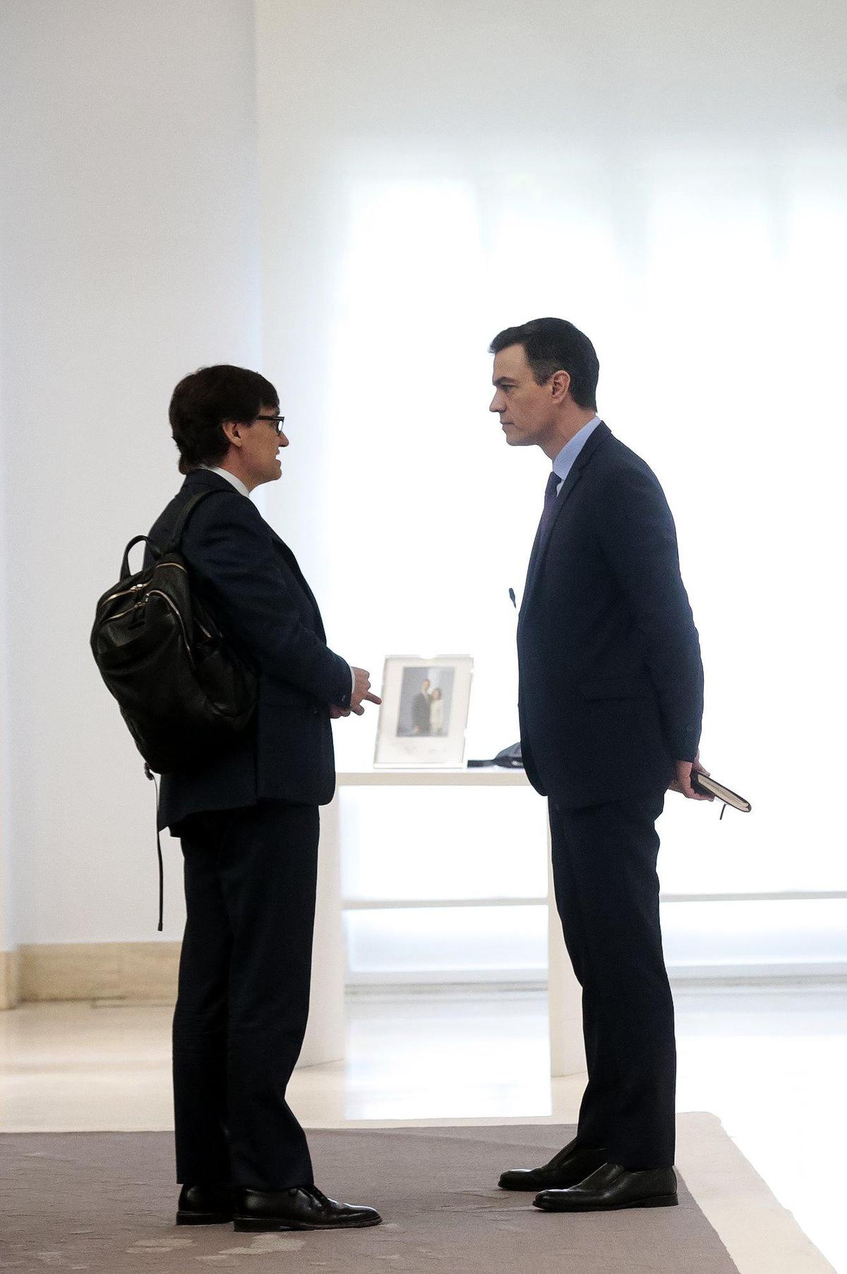 El ministro de Sanidad conversa con el presidente del Gobierno, Pedro Sánchez.