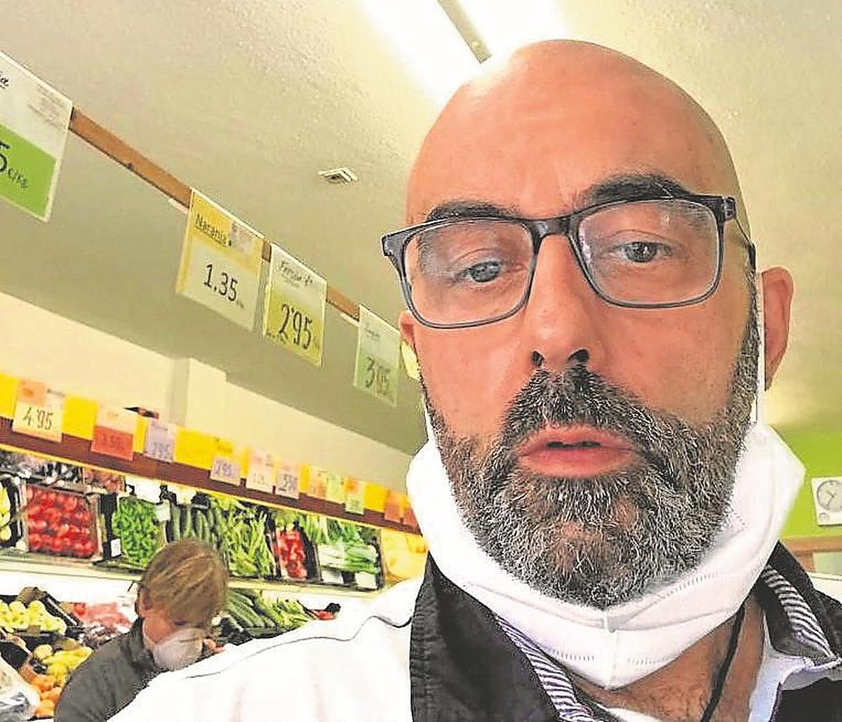 José Ullán y Asunción García en su frutería.