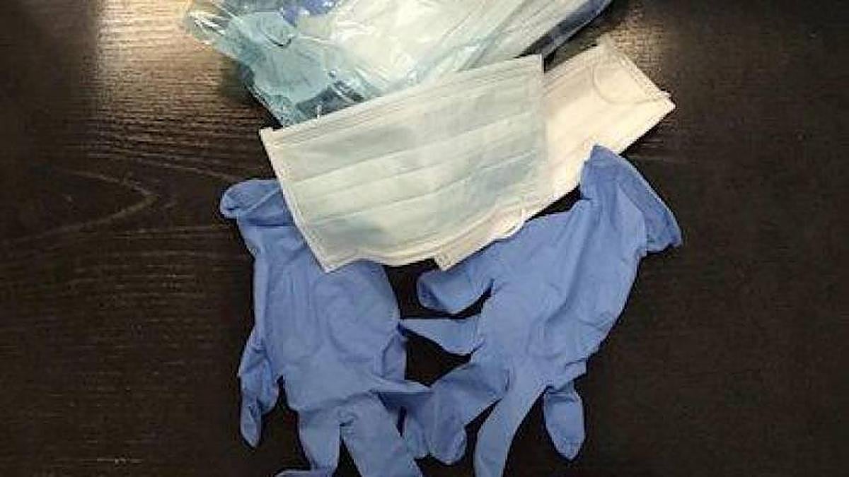 Mascarillas quirúrgicas y guantes.