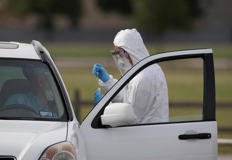 Un sanitario realizando un test en Washington.