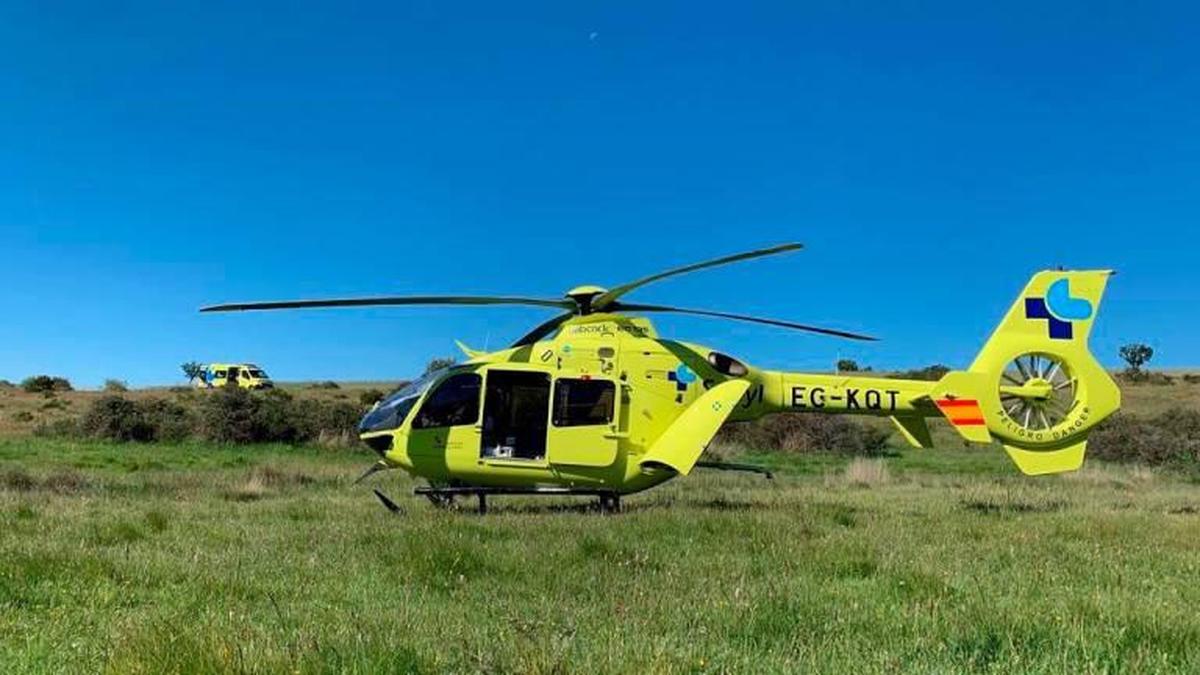 El helicóptero medicalizado del Sacyl, que ha participado en la intervención en Barruecorpardo.