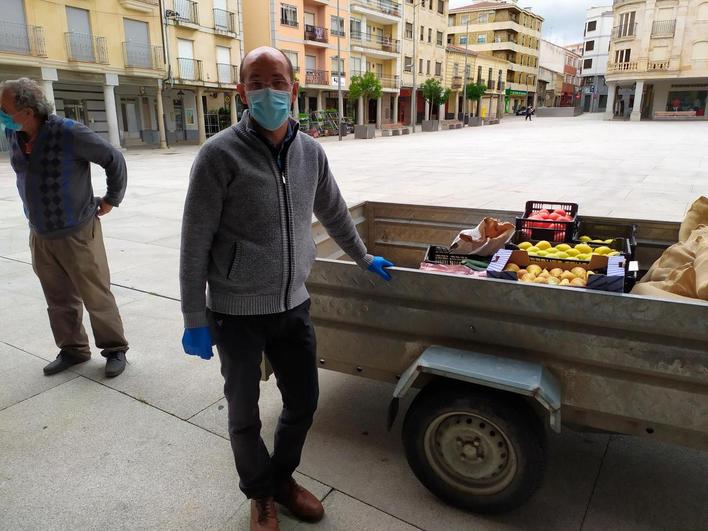 Amable García, párroco de Guijuelo, junto a una donación de alimentos de comercios locales.