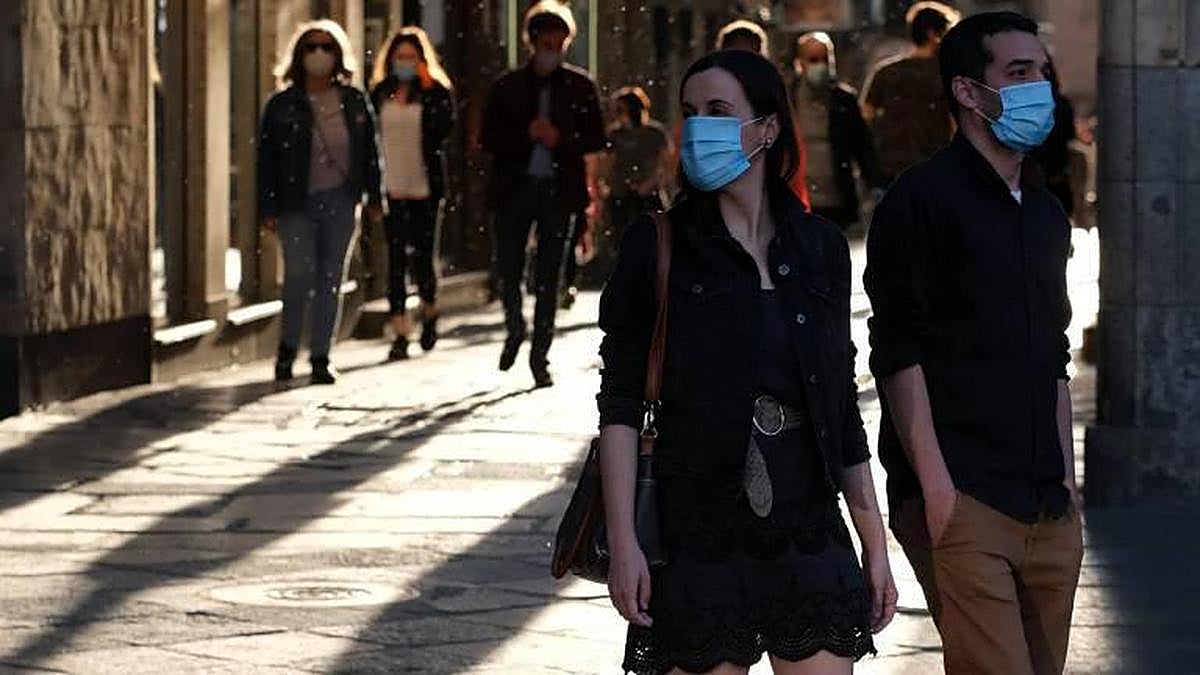 Varias personas paseando por el centro de Salamanca en una de als franjas permitida.