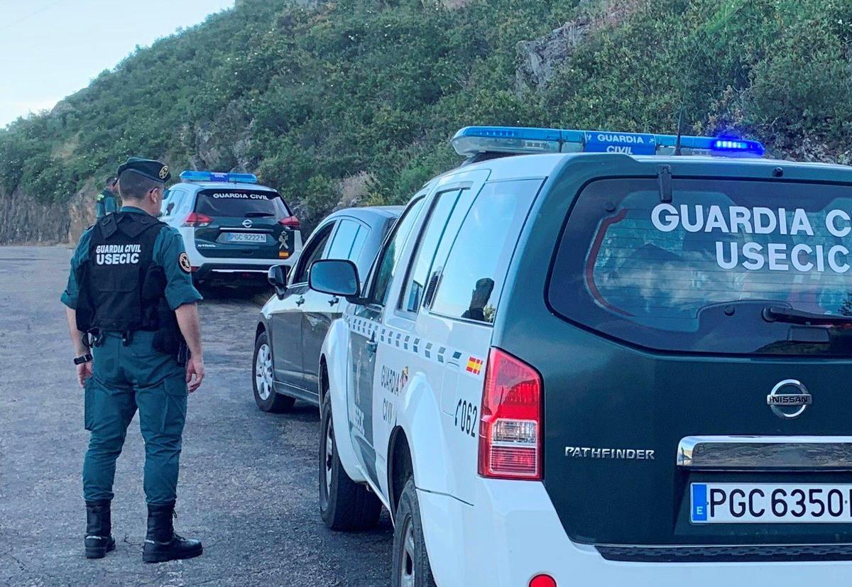 Patrullas de la Guardia Civil en el momento de la detención.