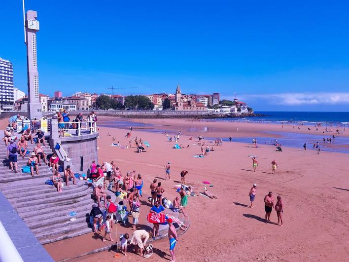 Playa de San Lorenzo de Gijón, en el verano de 2019.