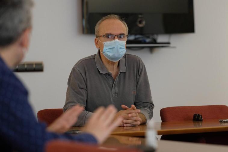 Víctor Sagredo, jefe del servicio de Medicina Intensiva del Hospital.