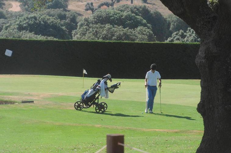 Un jugador en el campo de golf de Zarapicos, antes del COVID19.