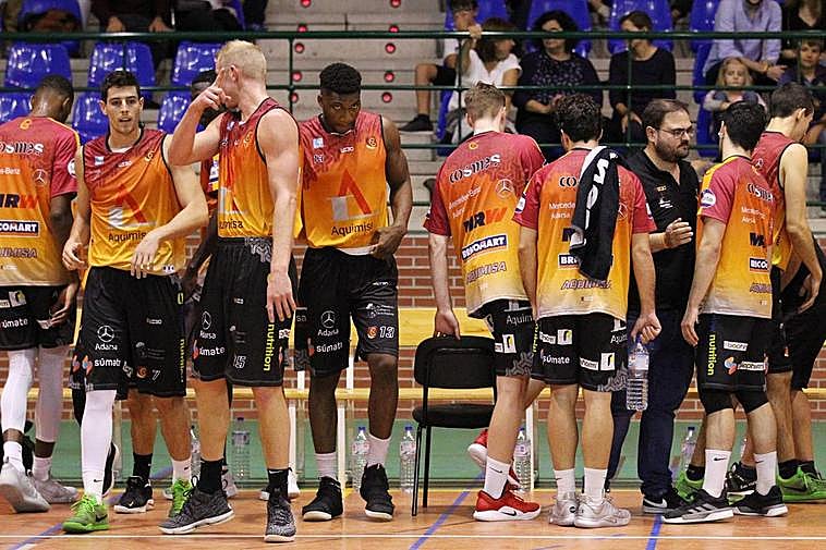 Los jugadores del Aquimisa Carbajosa saltan a la cancha.