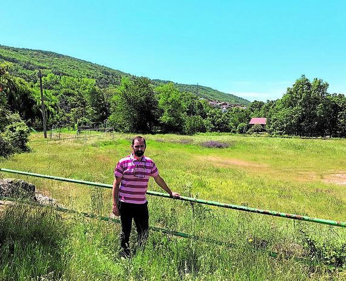 Ángel Miña, alcalde de Puerto de Béjar, en el lugar donde se instalará el autocine.