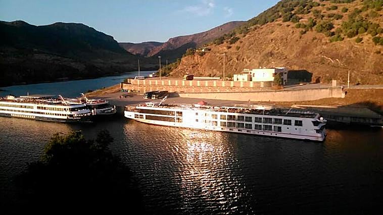Dos de los barcos que llegan al muelle de Vega Terrón.
