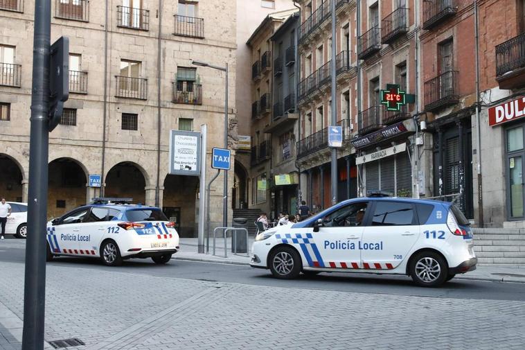 Dos vehículos de la Policía Local en la zona donde ha tenido lugar el incidente.