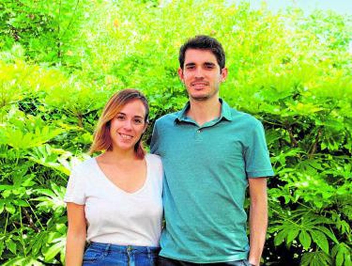 Marta Sánchez Martín junto a su novio Carlo Bua, en el jardín de su casa.