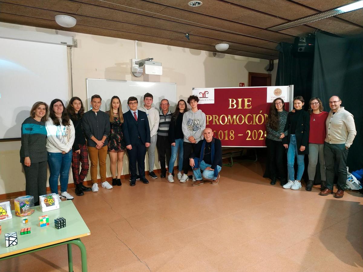 Foto de familia de los alumnos del BIE del IES Vaguada de la Palma tras la presentación de sus proyectos