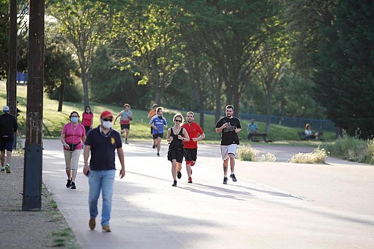 Salmantinos corriendo sin mascarilla al lado de peatones con ella.