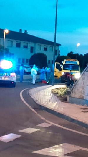 Sanitarios y Policía Local de Salamanca en el lugar del accidente