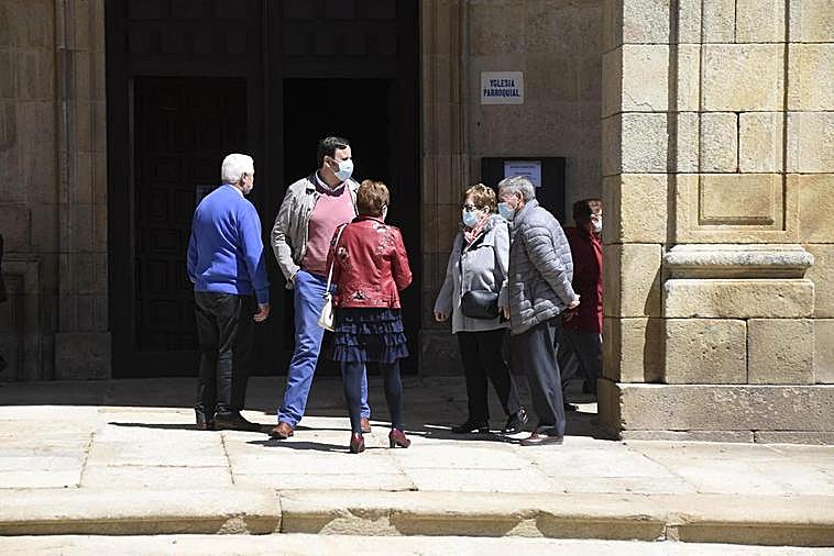 Vecinos de Lumbrales a la salida de la misa dominical.