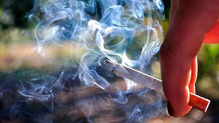 Una persona fumando.