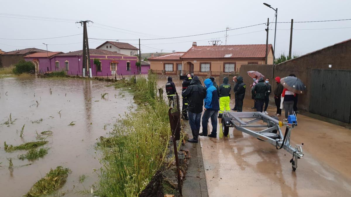 Bomberos y vecinos de Martín de Yeltes en la zona afectada por la inundación.| CASAMAR