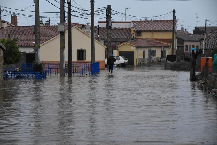 El arroyo Caganchas desbordado en el Barrio Puente de Martín de Yeltes.