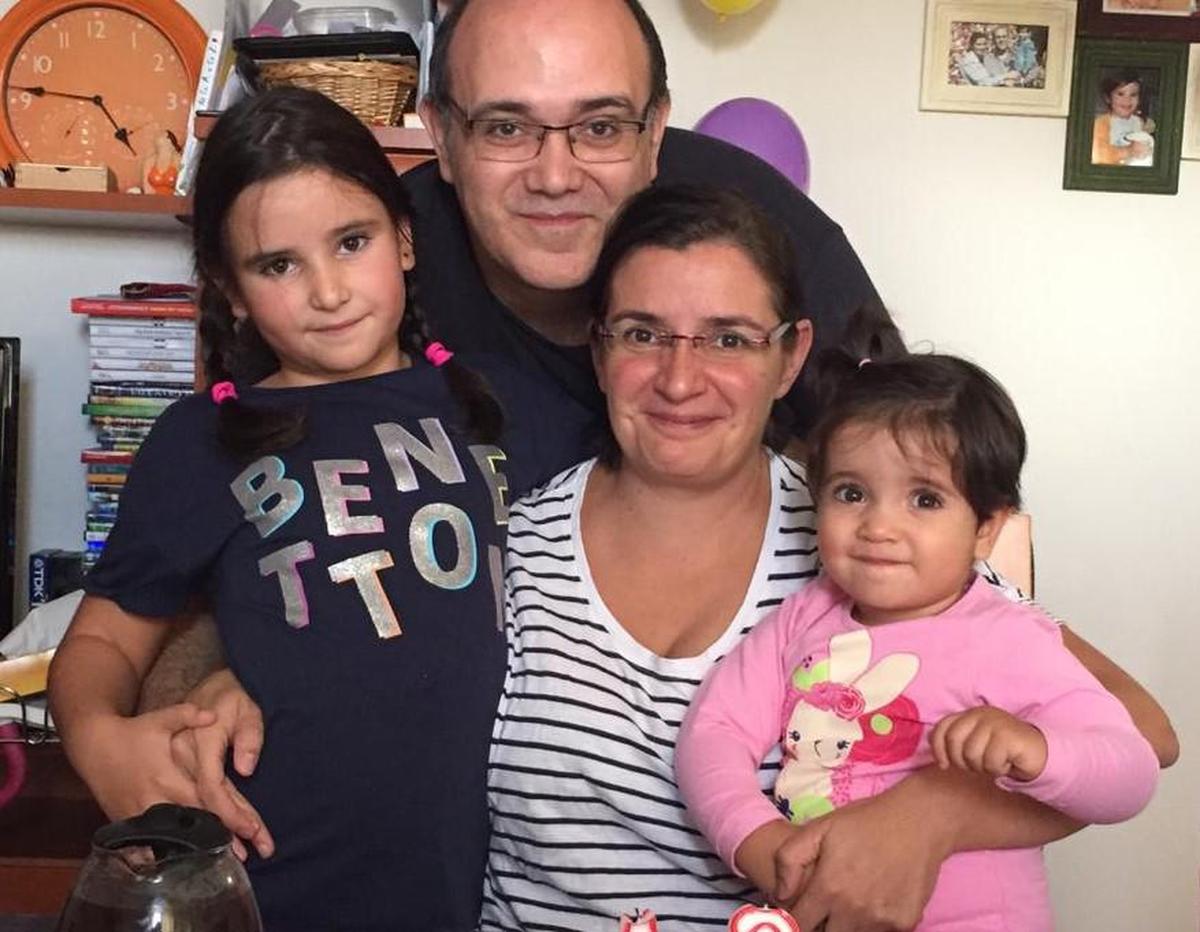 Jorge y Beatriz, con sus hijas Beatriz y Martina, antes de que el COVID-19 les separase.