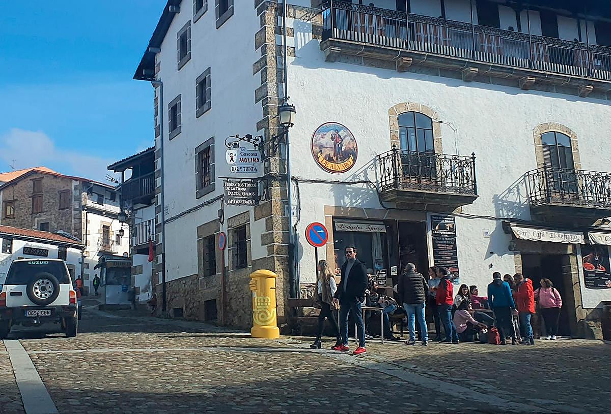Imagen de turistas y vecinos en Candelario antes de la pandemia.