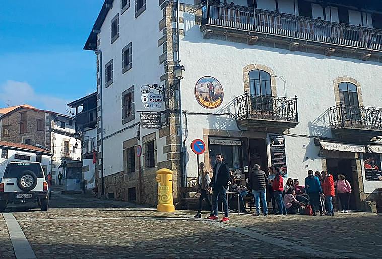 Imagen de turistas y vecinos en Candelario antes de la pandemia.