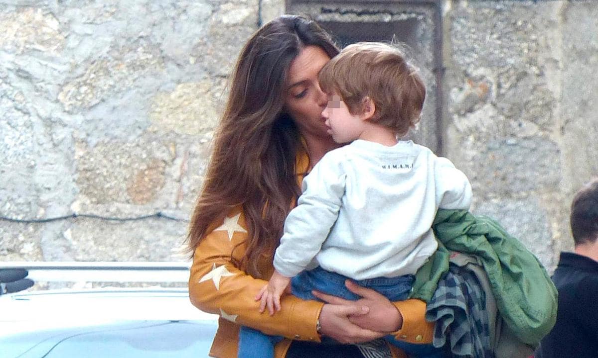 Sara Carbonero con su hijo Lucas.