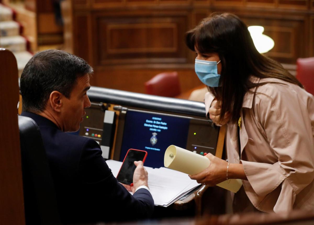 Laura Borrás conversa con el presidente del Gobierno, Pedro Sánchez.
