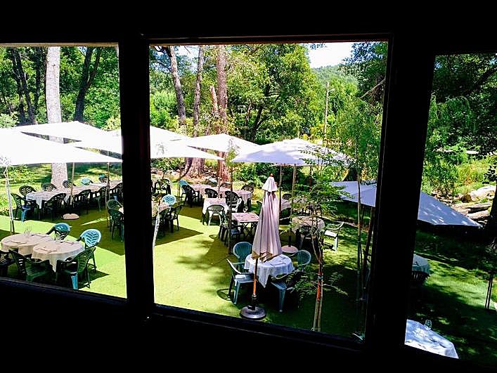 El restaurante el Molino de Miranda del Castañar posee una espléndida terraza junto al río Francia