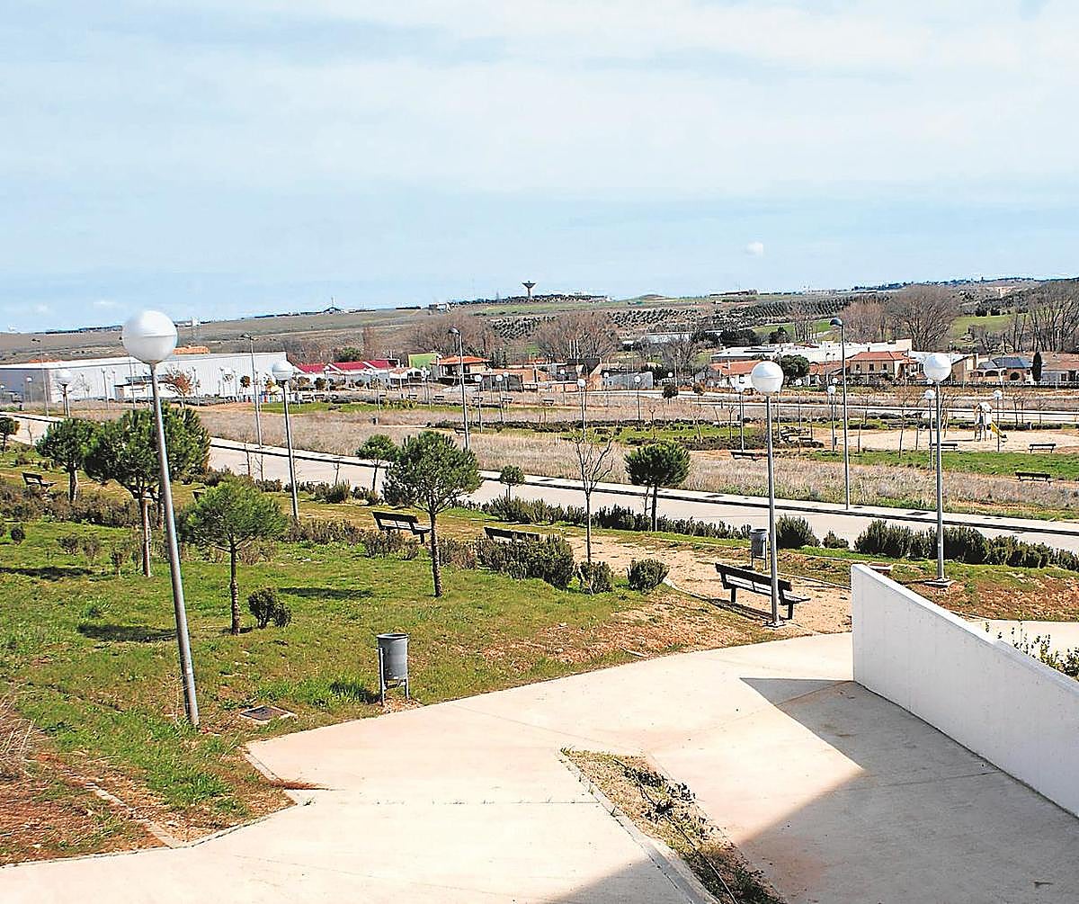 La zona del gran macro parque rodeada de jardines, paseos e instalaciones deportivas.