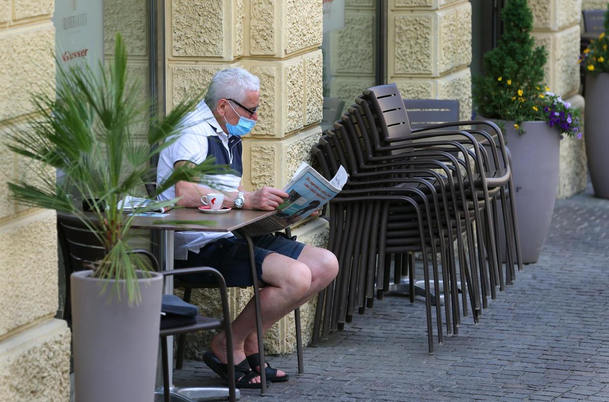 Un hombre en una terraza italiana.