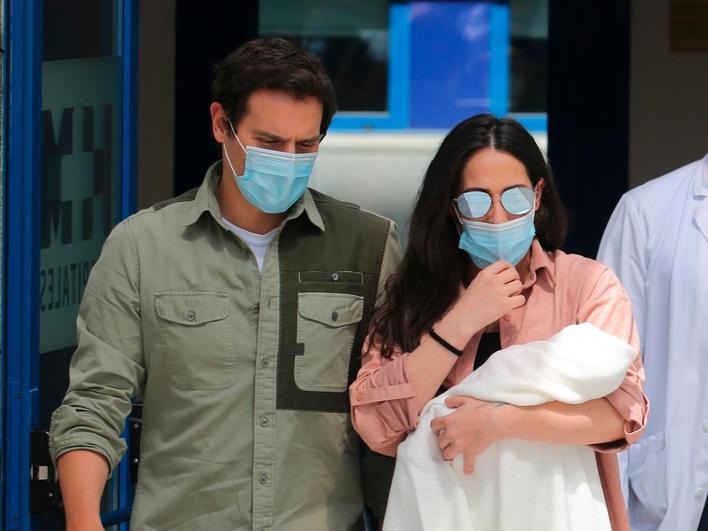 Malú y Albert Rivera, a la salida del hospital.