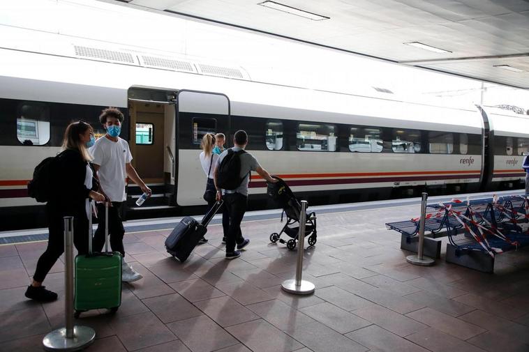 Pasajeros en la estación de ferrocarril de Salamanca.