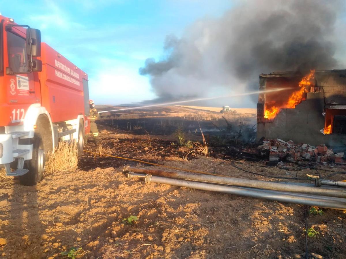 Los bomberos de Peñaranda, durante las labores de extinción del fuego.